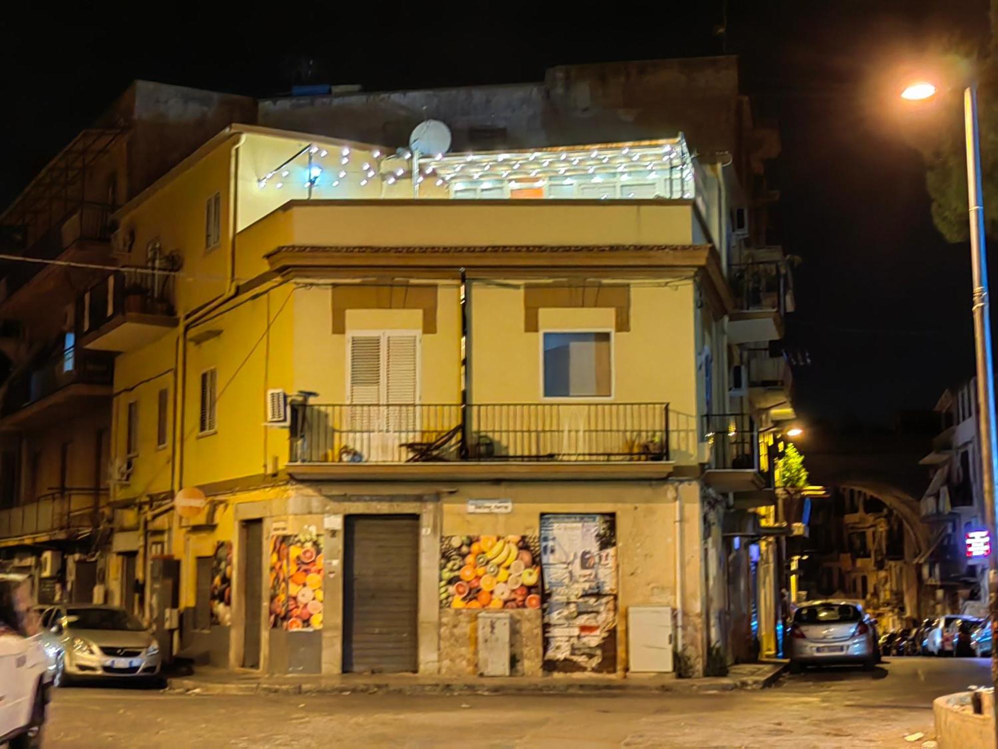 In Piazza Casavacanze - Palermo, Palermo